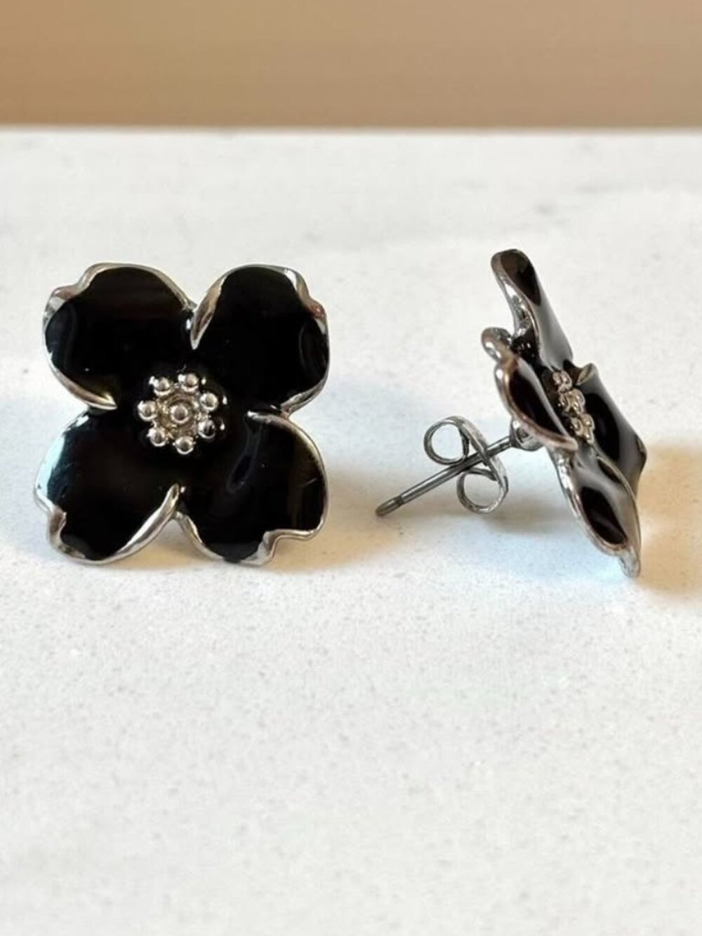 Korean black enamelled flower stud earrings + green resin flower studs (2 pairs)